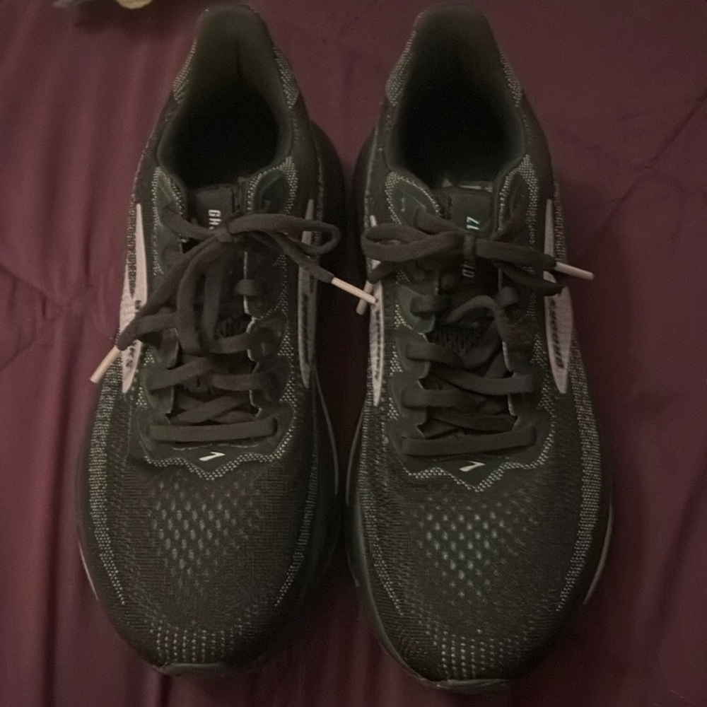 Brooks Women's Ghost 17 Running Shoes.